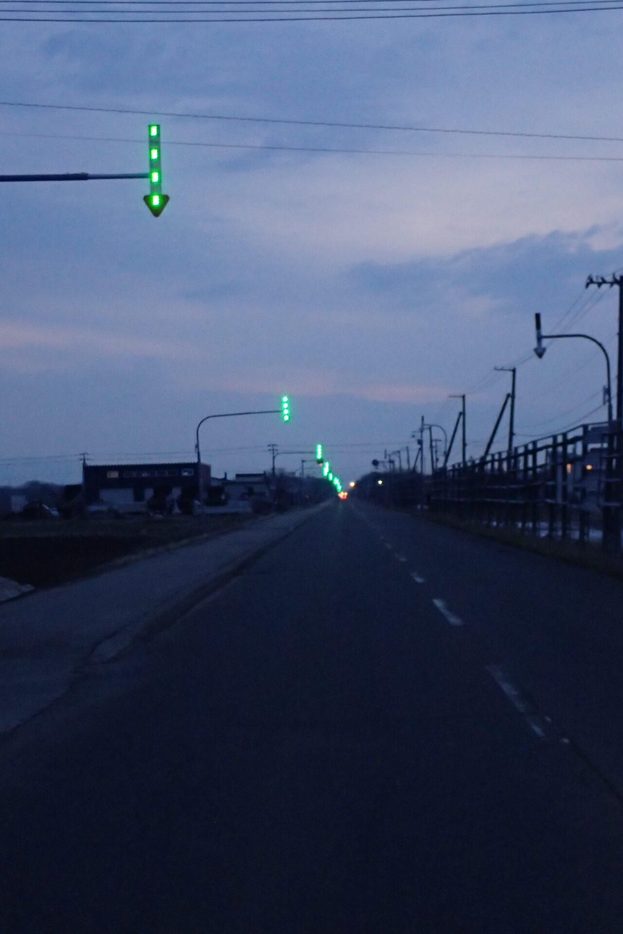 ソーラー発電式矢羽根型同期発行道路標識